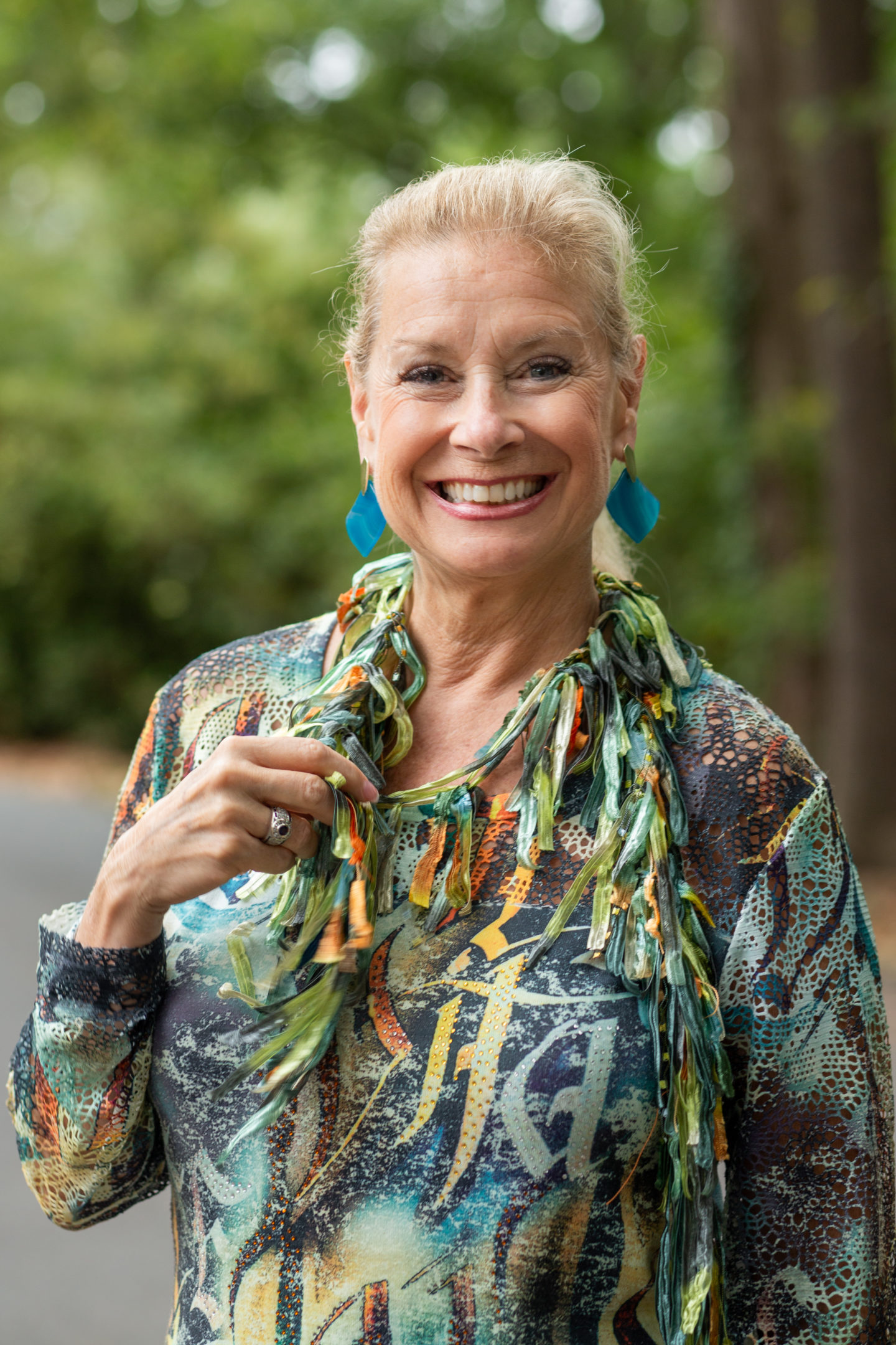 Robin is wearing Kendra Scott earrings