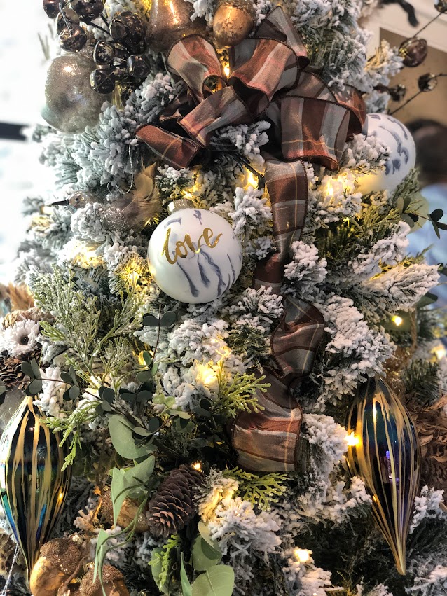 King of Christmas tree decorated by Robin LaMonte for the 2019 Atlanta Home for the Holidays Designer Showhouse