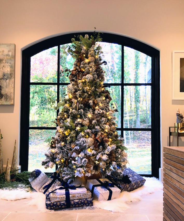 King of Christmas tree decorated by Robin LaMonte for the 2019 Atlanta Home for the Holidays Designer Showhouse