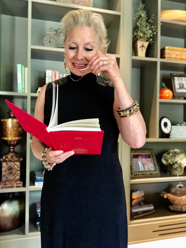 This monocle necklace replaces readers