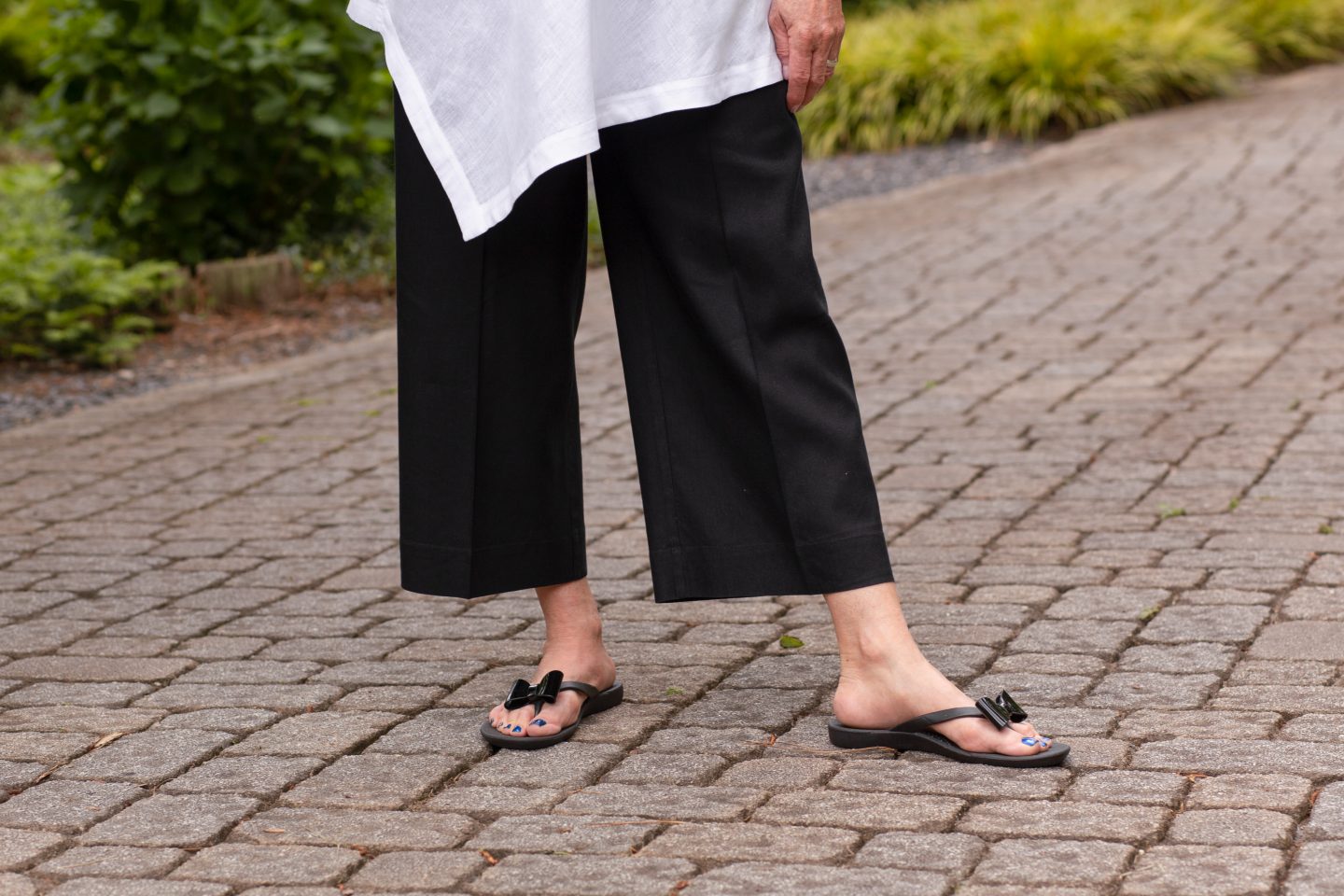 The flip flop features include arch support, slip resistance, non-marking, and easy clean.
