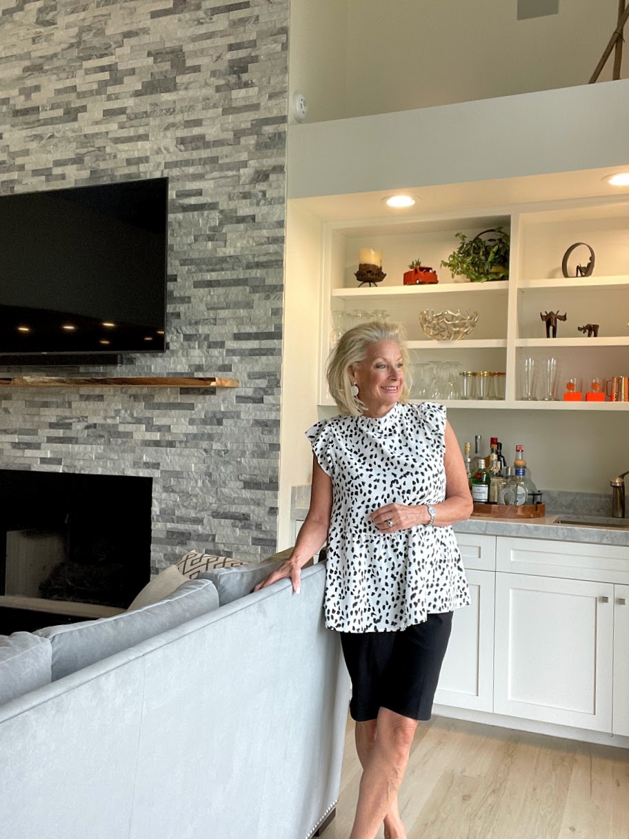 Black and White Fashion can be worn for all seasons