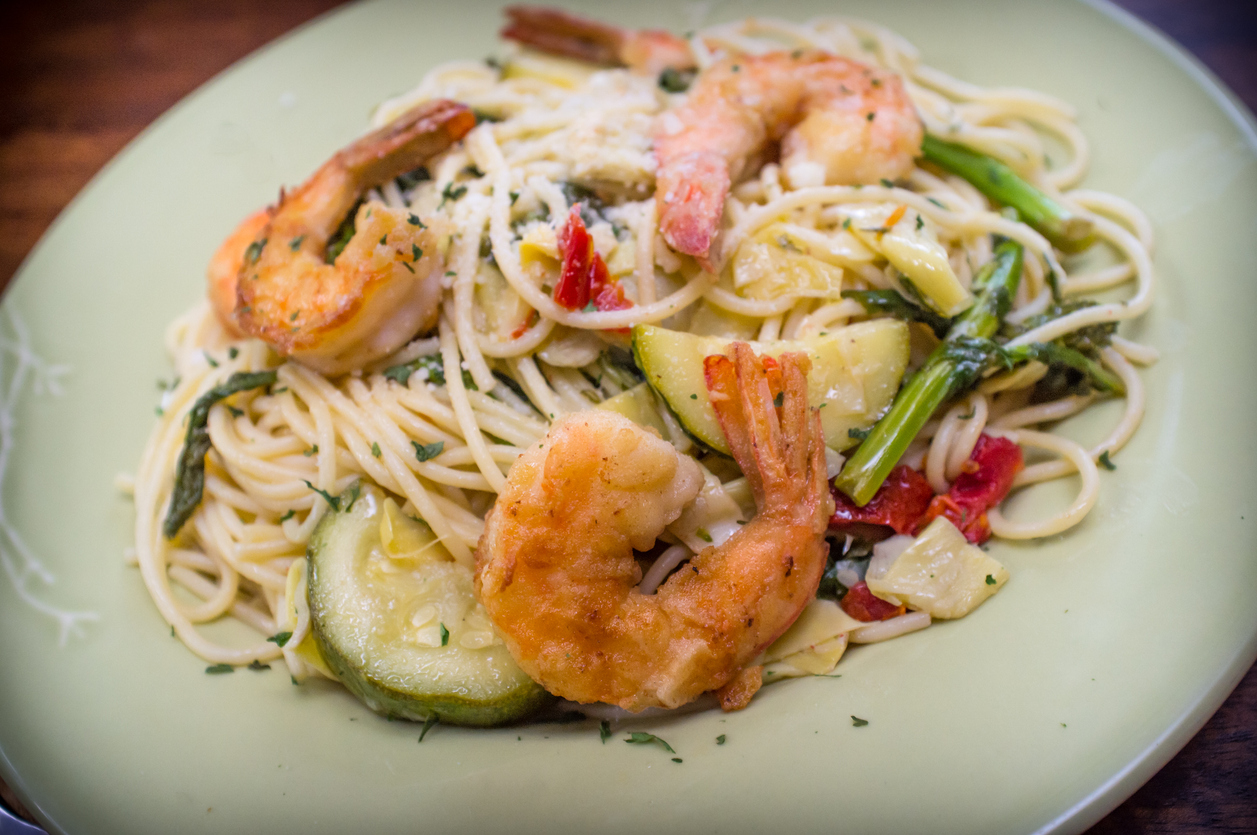 Shrimp spaghetti primavera with white wine sauce and green vegetables